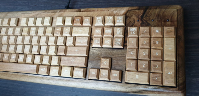Wooden Keyboard W4 walnut edition 
